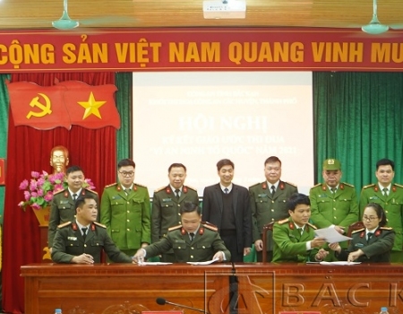 Đại diện các đơn vị ký giao ước thi đua