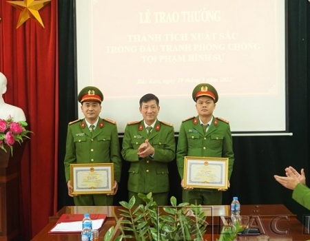 Đại tá Hà Trọng Trung, Phó Giám đốc Công an tỉnh trao Bằng khen của Chủ tịch UBND tỉnh cho 02 cá nhân   Phòng Cảnh sát hình sự, Công an tỉnh Bắc Kạn