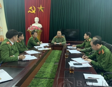Đại tá Hà Văn Tuyên, Giám đốc Công an tỉnh làm việc tại Công an huyện Ba Bể