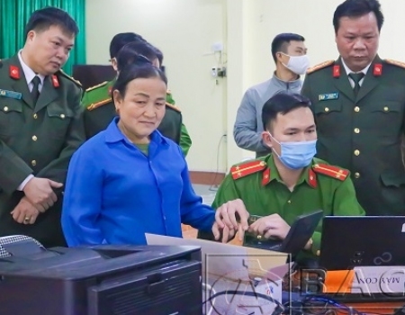 Đại tá Hà Văn Tuyên, Giám đốc Công an tỉnh trực tiếp kiểm tra tiến độ cấp thẻ căn cước công dân tại tổ 11C, phường Đức Xuân, thành phố Bắc Kạn