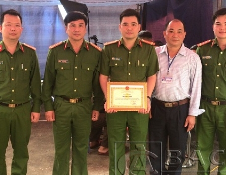 Đại tá Nguyễn Thanh Tuân – Phó Giám đốc Công an tỉnh trao Giấy khen cho Công an huyện Pác Nặm