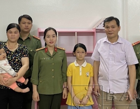 Đoàn thanh niên phòng Tham mưu tặng quà cháu Nông Tâm Quỳnh