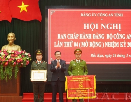 Đồng chí Nguyễn Long Hải  Phó Bí thư tỉnh ủy   Chủ tịch tỉnh tặng Cờ và Bằng khen cho 2 tổ chức cơ sở đảng