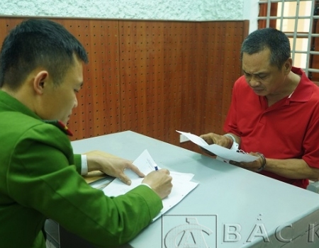 Hà Đức Chăn tại cơ quan Công an