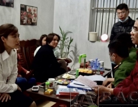 Lực lượng chức năng làm việc với Mai Thị Anh và các thành viên tham gia buổi sinh hoạt