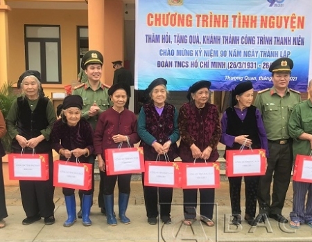 Tặng quà các đồng chí là cựu thanh niên xung phong