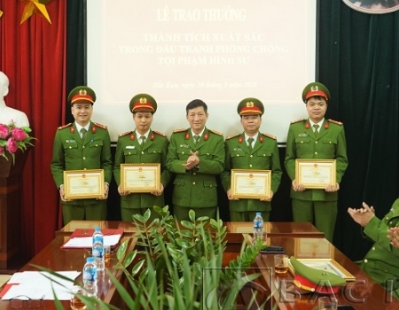 Thượng úy Nông Văn Hậu ( ngoài cùng bên phải) được Giám đốc Công an tỉnh khen thưởng đột xuất trong đấu tranh với tội phạm hình sự
