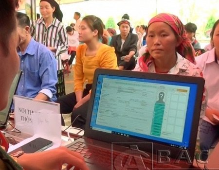 Chị Thào Thị Sía (người đội khăn) được cán bộ Công an huyện Pác Nặm tiến hành các thủ tục cấp thẻ Căn cước công dân