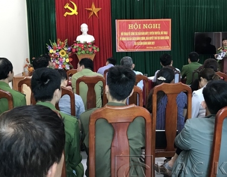 Công an huyện đối thoại với nhân dân về cải cách thủ tục hành chính