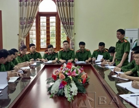 Công an xã Đồng Thắng báo cáo tình hình đảm bảo an ninh trật tự phục vụ công tác bầu cử tại địa phương trong cuộc họp tháng 4 tại Công an huyện
