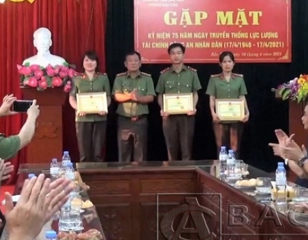Đại tá Đinh Quang Huy, Phó Giám đốc Công an tỉnh trao giấy khen cho các cá nhân