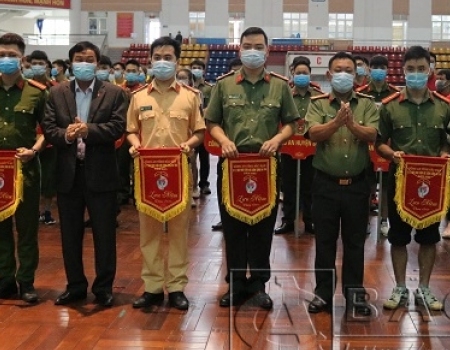 Đại tá Đinh Quang Huy, Phó Giám đốc Công an tỉnh và ông Nguyễn Văn Chương,  Phó Giám đốc Sở VHTTvà DL tỉnh trao cờ lưu niệm cho các đoàn vận đoàn vận độn viên