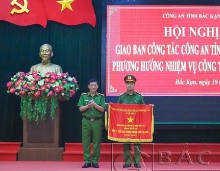 Đại tá Hà Trọng Trung   Phó Bí thư Đảng ủy, Phó Giám đốc Công an tỉnh trao cờ thi đua của Thủ tướng Chính phủ cho Phòng Cảnh sát điều tra tội phạm về ma túy