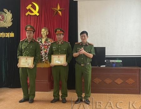 Đại tá Hà Trọng Trung  Phó Giám đốc Công an tỉnh trao giấy khen cho hai cá nhân