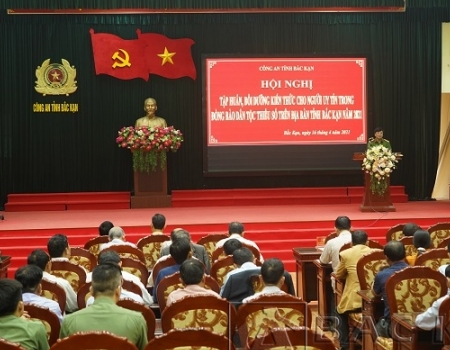 Đại tá Nguyễn Thanh Tuân, Phó Giám đốc Công an tỉnh phát biểu khai mạc lớp tập huấn