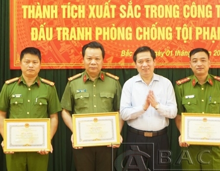 Đồng chí Nguyễn Long Hải   Chủ tịch UBND tỉnh trao Bằng khen cho các tập thể và cá nhân trong điều tra, khám phá vụ án vận chuyển trái phép chất ma túy