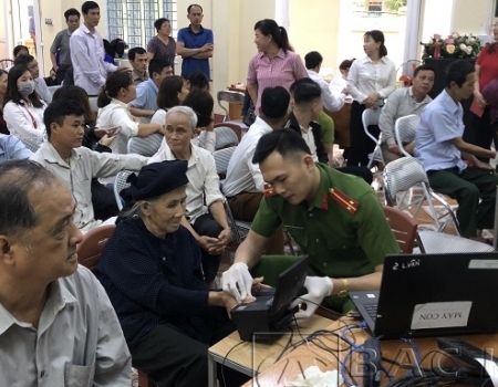 Đông đảo người dân có mặt tại các điểm thu nhận