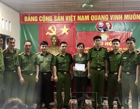 Lãnh đạo Công an huyện tặng quà tổ công tác tại xã Thanh Vận