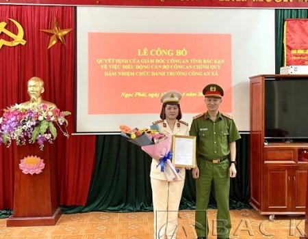 Thượng tá Hoàng Minh Hoan, Phó Trưởng Công an huyện Chợ Đồn trao Quyết định cho đại úy Ma Thị Thảo