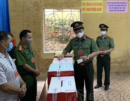 Đại tá Hà Văn Tuyên – UV BTV tỉnh ủy, Giám đốc Công an tỉnh bỏ phiếu tại điểm bầu cử thôn Nà Coóc, xã Bộc Bố, huyện Pác Nặm