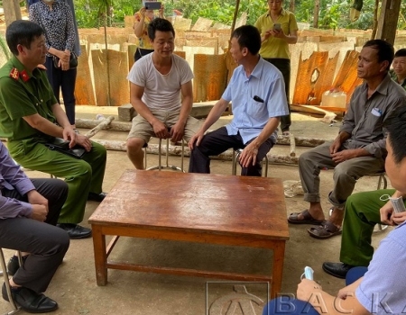 Đồng Chí Hà Trọng Trung, Phó Giám đốc Công an tỉnh thăm hỏi các hộ dân