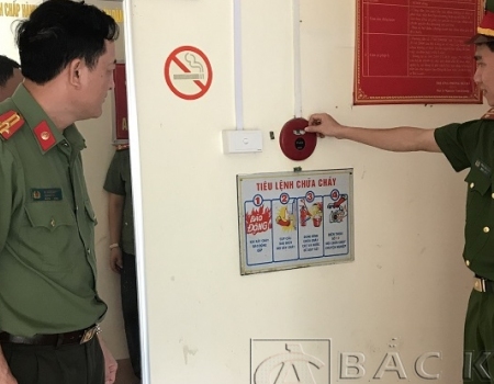 Phòng Cảnh sát PCCC và CNCH kiểm tra các thiết bị phòng cháy, chữa cháy tại trụ sở Công an tỉnh
