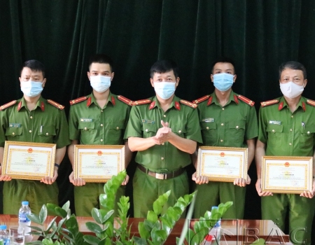 Đại tá Hà Trọng Trung - Phó Giám đốc Công an tỉnh trao giấy khen cho các tập thể, cá nhân