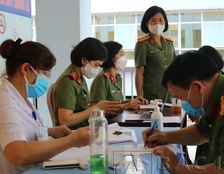 Cán bộ, chiến sĩ kê khai thông tin và kiểm tra sức khỏe trước khi tiêm