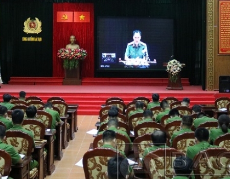 Cán bộ, chiến sĩ tham gia hội nghị tại điểm cầu Bắc Kạn