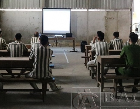 Chuyên viên Trung tâm Dịch vụ việc làm tư vấn nghề cho phạm nhân sắp hết thời gian chấp hành án tại Trại tạm giam Công an tỉnh