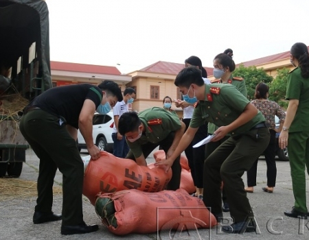 Chuyến xe đầu tiên chở dưa hấu về đến Công an tỉnh
