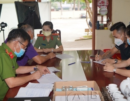 Công an tỉnh tiến hành khảo sát đo lường sự hài lòng của người dân đến thực hiện CCCD tại Công an huyện Chợ Mới