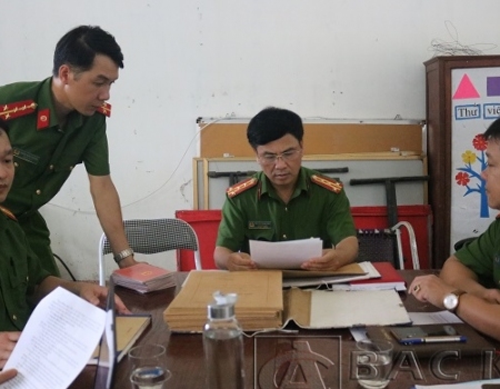 Đại tá Nguyễn Thanh Tuân   Phó Giám đốc Công an tỉnh kiểm tra, phúc tra số liệu dân cư tại xã Trung Hòa, huyện Ngân Sơn