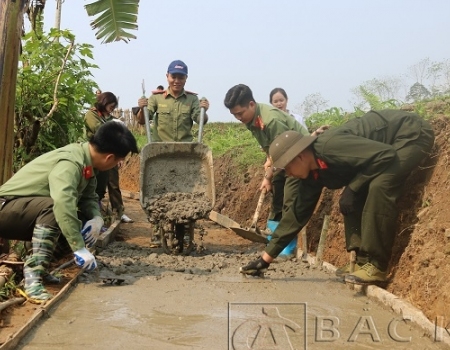 Đoàn viên thanh niên tham gia đổ bê tông đường nội thôn tại xã Giáo Hiệu