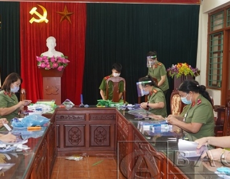 Hơn 600 kính chắn giọt bắn được gấp rút hoàn thành trước khi lên đường trao tặng
