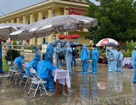 Người lao động được đón tiếp khám sàng lọc tại Trung đoàn 750