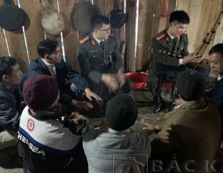 Chiến sỹ an ninh bám dân, bám bản thực hiện 4 cùng với nhân dân