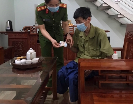 Công an phường Sông Cầu trả thẻ CCCD cho ông Hà Cát Tiệu là người khuyết tật