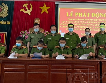 Đại diện Công an các xã, phường ký giao ước thi đua