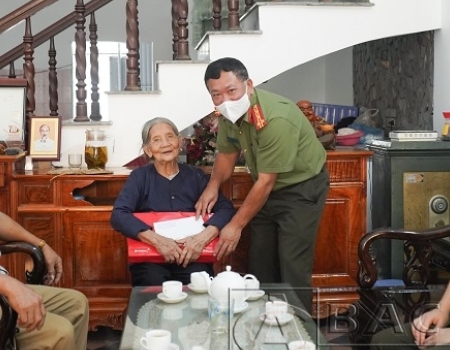 Đại tá Đinh Quang Huy, Phó Giám đốc Công an tỉnh tặng quà Mẹ Việt Nam anh hùng Nguyễn Thị Bé