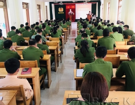 Đại tá Đinh Quang Huy  Phó Giám đốc Công an tỉnh phát biểu chỉ đạo lớp bồi dưỡng