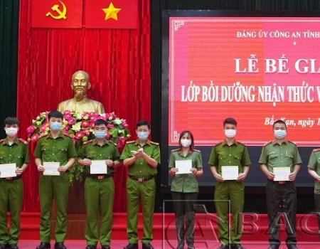 Đại tá Hà Trọng Trung – Phó Bí thư Đảng ủy, Phó Giám đốc Công an tỉnh trao Giấy chứng nhận cho các học viên
