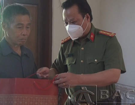 Đại tá Hà Văn Tuyên, Ủy viên BTV Tỉnh ủy, Giám đốc Công an tỉnh thăm, tặng quà ông Hoàng Văn Tỷ, thôn Nà Vài, xã Nghiên Loan