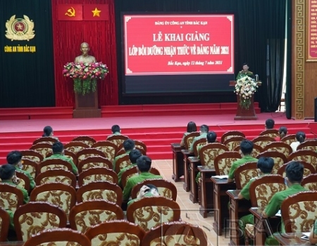Đảng ủy Công an tỉnh khai giảng lớp bồi dưỡng nhận thức về Đảng năm 2021