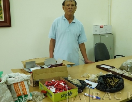 Đối tượng Cao Ngọc Kỷ và tang vật tại cơ quan Công an