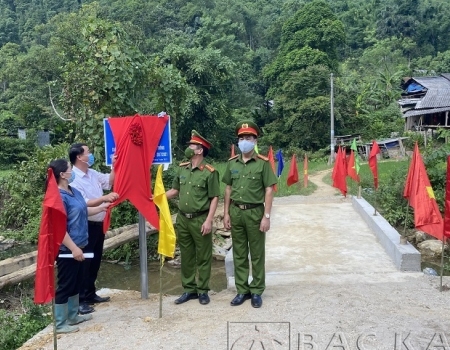 Khánh thành và bàn giao cầu bản dân sinh cho người dân quản lý, sử dụng