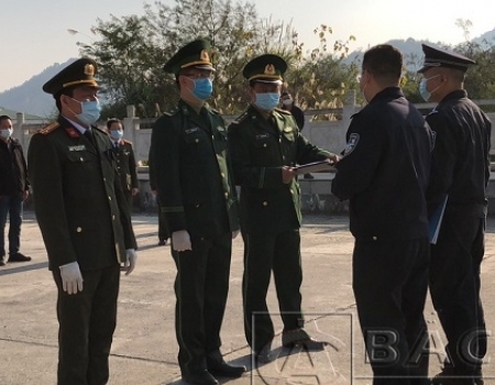 Phòng An ninh đối ngoại  phối hợp với lực lượng chức năng trao trả 04 người quốc tịch Trung Quốc tại cửa khẩu Trà Lĩnh, tỉnh Cao Bằng