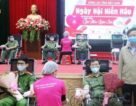 Các đồng chí trong Ban chỉ đạo hiến máu tình nguyện tỉnh Bắc Kạn tặng hoa động viên lãnh đạo và cán bộ Công an tỉnh tham gia hiến máu