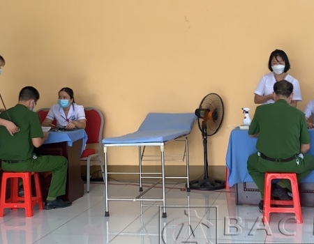 Cán bộ chiến sỹ được khám sàng lọc trước khi tiêm chủng