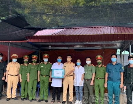 Đoàn tặng quà các lực lượng trực tại chốt kiểm soát dịch bệnh Covid 19 xã Quảng Chu, huyện Chợ Mới